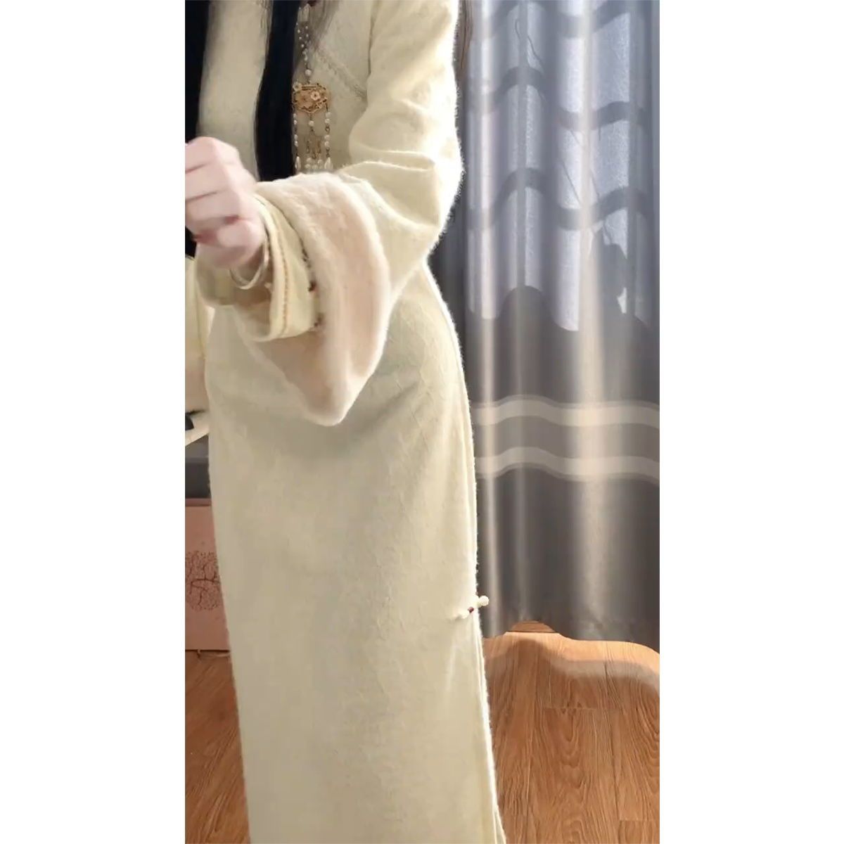 新中式冬季旗袍新款米白色年轻款秋冬长袖加绒加厚改良连衣裙