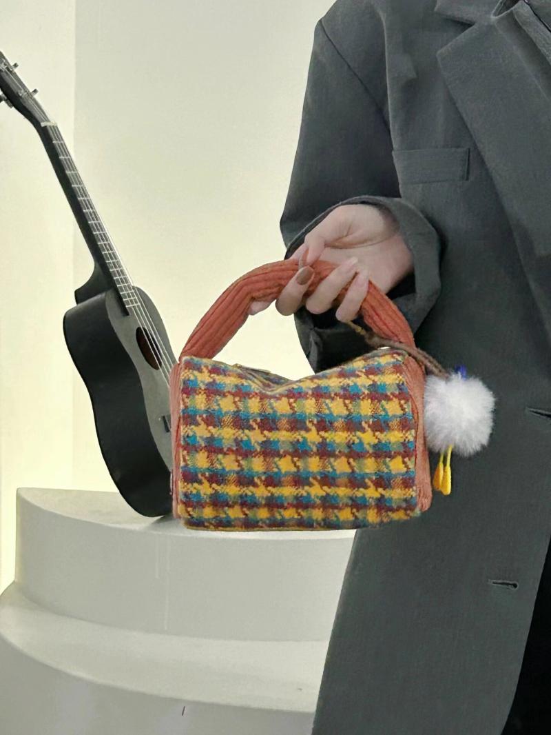 Niche design fashion women's bag 2023 autumn and winter new plaid contrast color portable lunch bag contrast color versatile crossbody bag