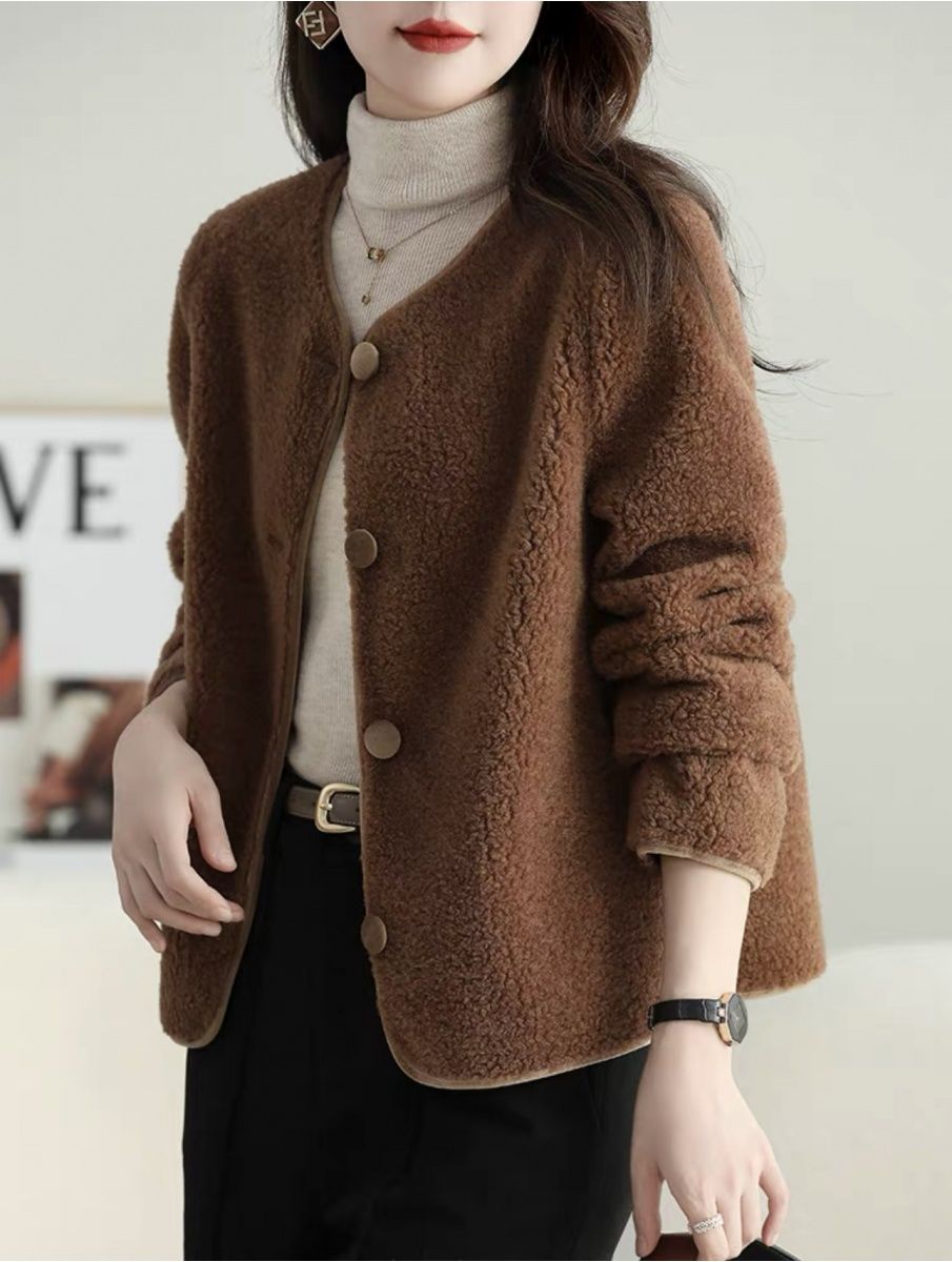 2023 new winter Maillard camel color whitening temperament slim short sheep shear short wool coat for women