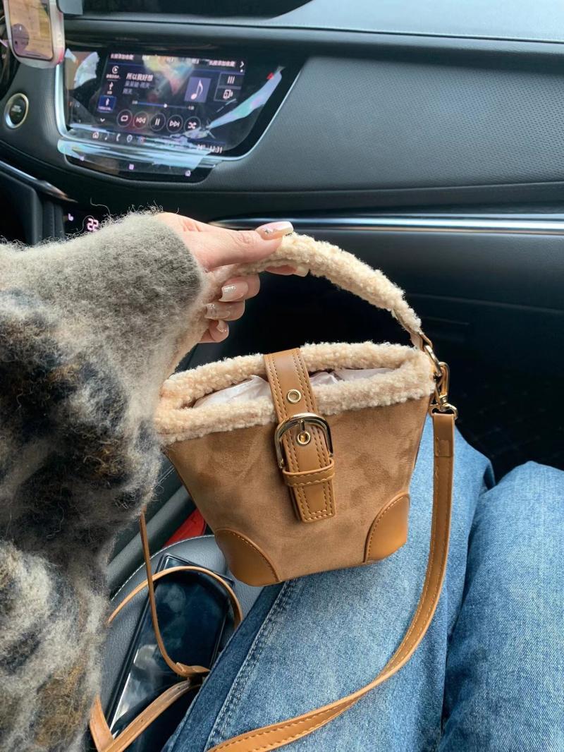 Shoulder bag 2023 autumn and winter handbag casual retro versatile bucket bag spliced ​​lamb wool commuter crossbody bag