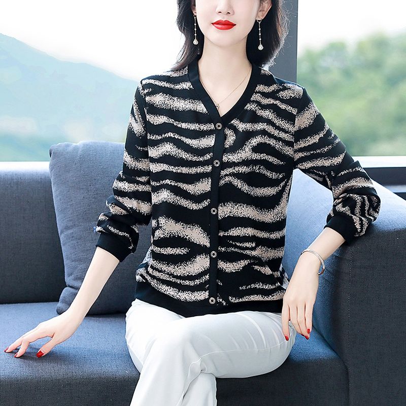 2024春季新款中老年媽媽裝豹紋印花長袖上衣女V領套頭T恤彈力小衫