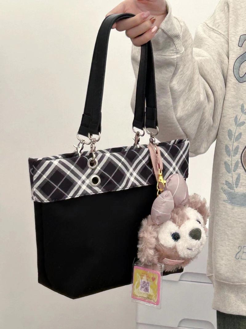 Black sweet and cool small bag 2023 autumn and winter new plaid contrast color second-hand bag niche fashion portable armpit bag