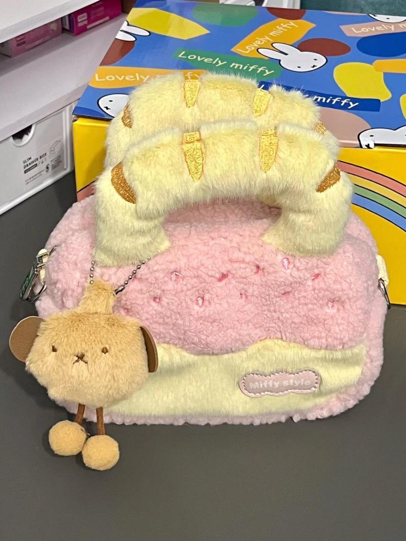 Autumn and winter hot atmosphere ice cream cake bag plush girl cute fur bag trendy hand-held crossbody bag for women
