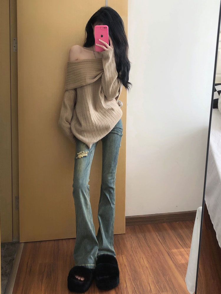 美拉德穿搭卡其色慵懶風露肩毛衣女秋冬寬鬆辣妹一字肩針織衫上衣