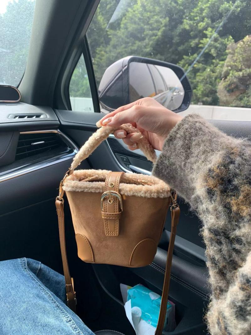 One-shoulder bucket bag for women 2023 autumn and winter new casual retro versatile handbag niche plush crossbody bag trendy