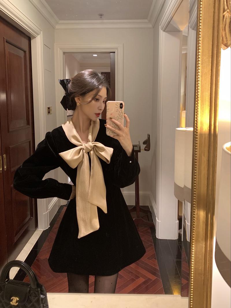 法式甜美系帶連衣裙女秋冬時尚新款打底裙洋氣赫本風小黑裙ins潮