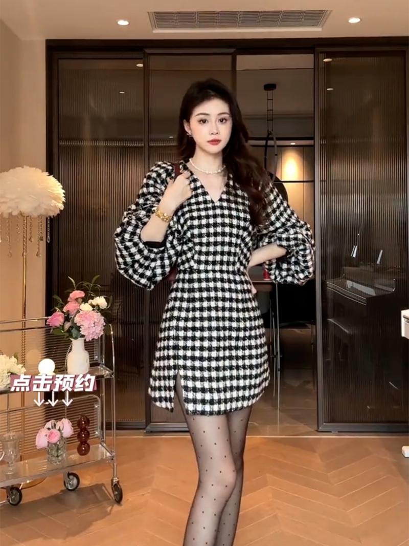 高端名媛小洋裝連衣裙2023新款女秋冬高級感小香風v領赫本風裙子