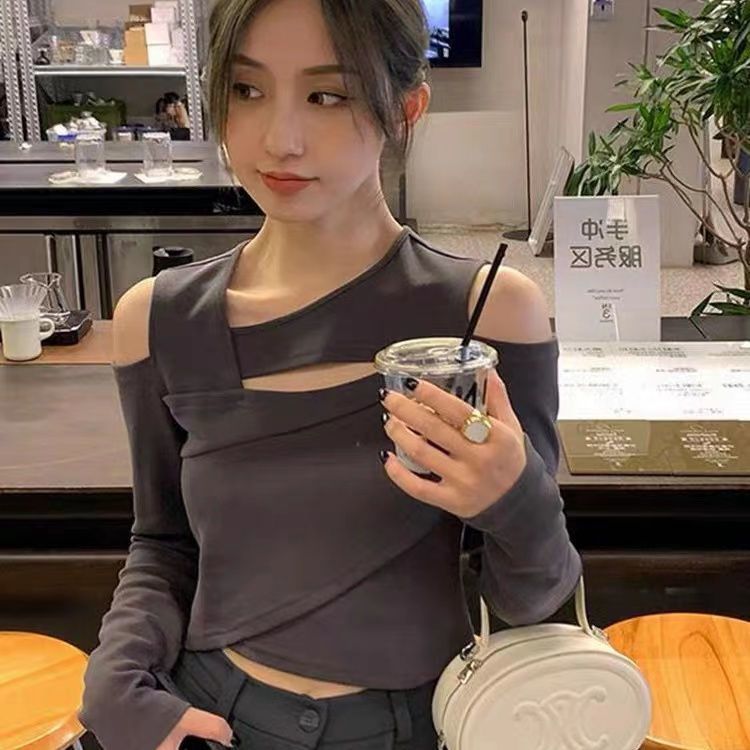 甜辣妹露肩鏤空T恤女2023春秋新款設計感短款長袖打底衫內搭上衣