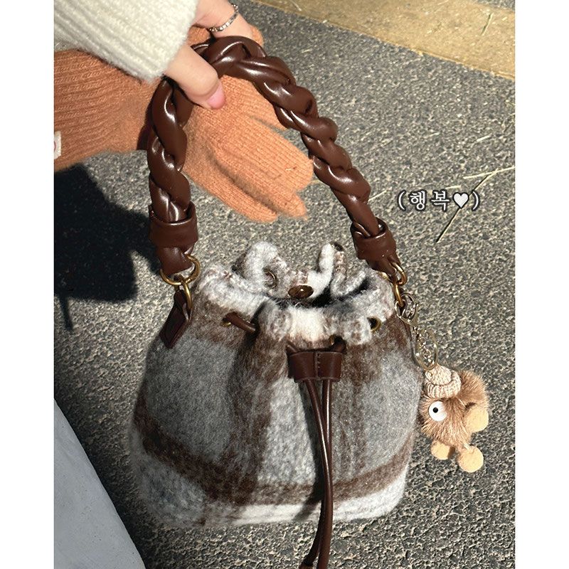 復古毛呢格子包包秋冬女2023新款潮韓國手提水桶包百搭單肩斜挎包