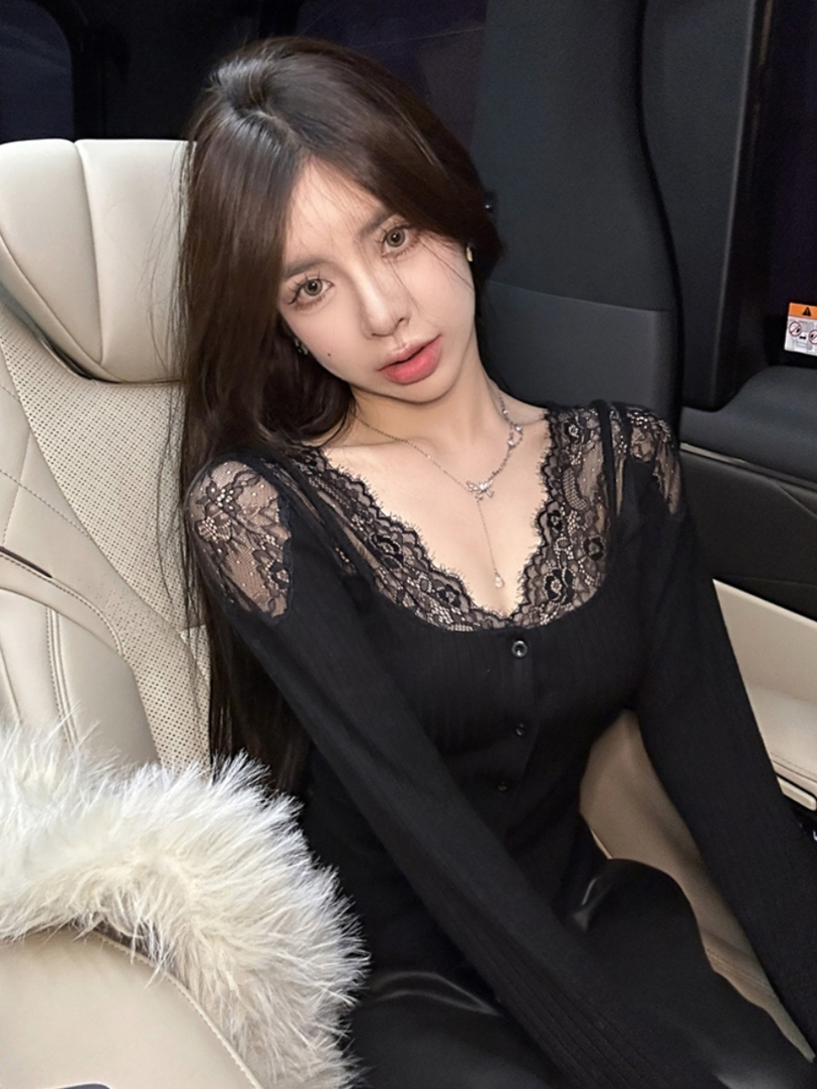 純欲風V領上衣長袖T恤女秋冬新款修身顯瘦時尚內搭蕾絲拼接打底衫