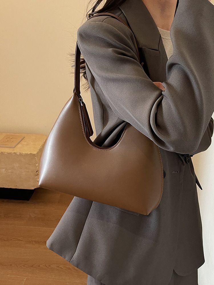 Autumn and winter new small bag for women 2023 high-end texture single shoulder armpit bag retro western style versatile retro commuter bag