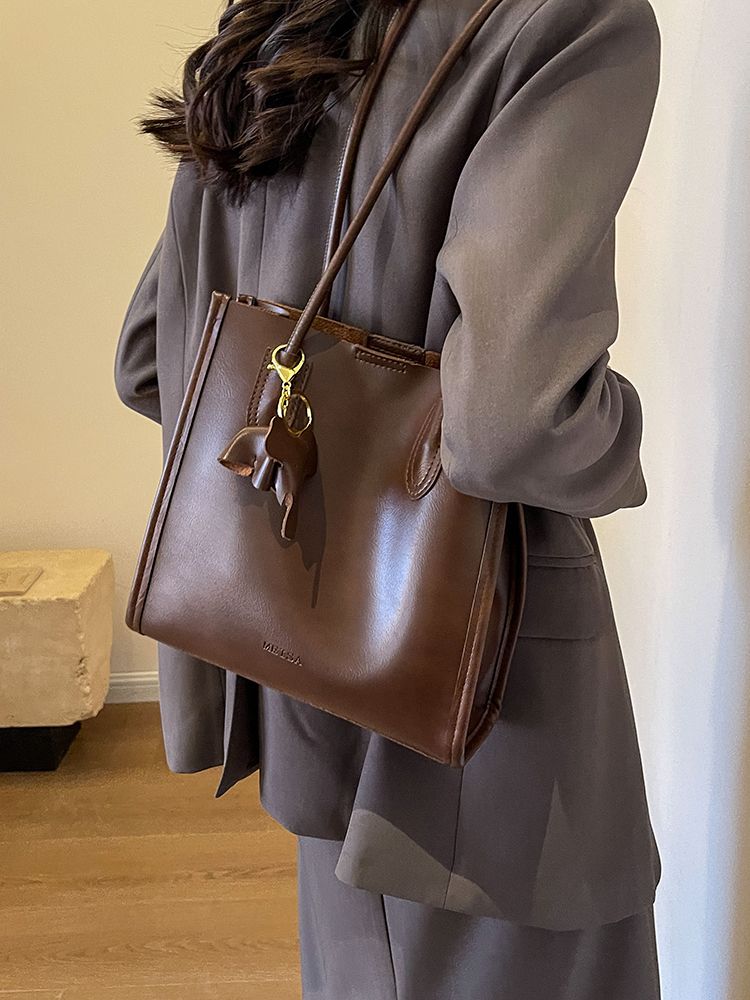 今年流行大容量包包女2023秋冬新款單肩腋下包復古洋氣通勤水桶包