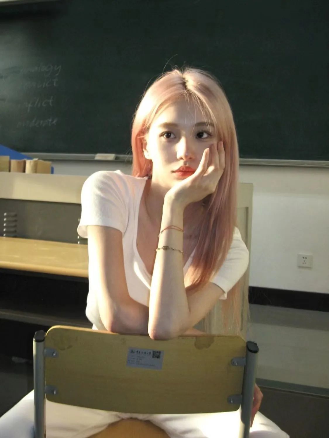 正肩t恤女夏季白色純棉短袖低領修身顯瘦別致甜辣妹短上衣服ins潮