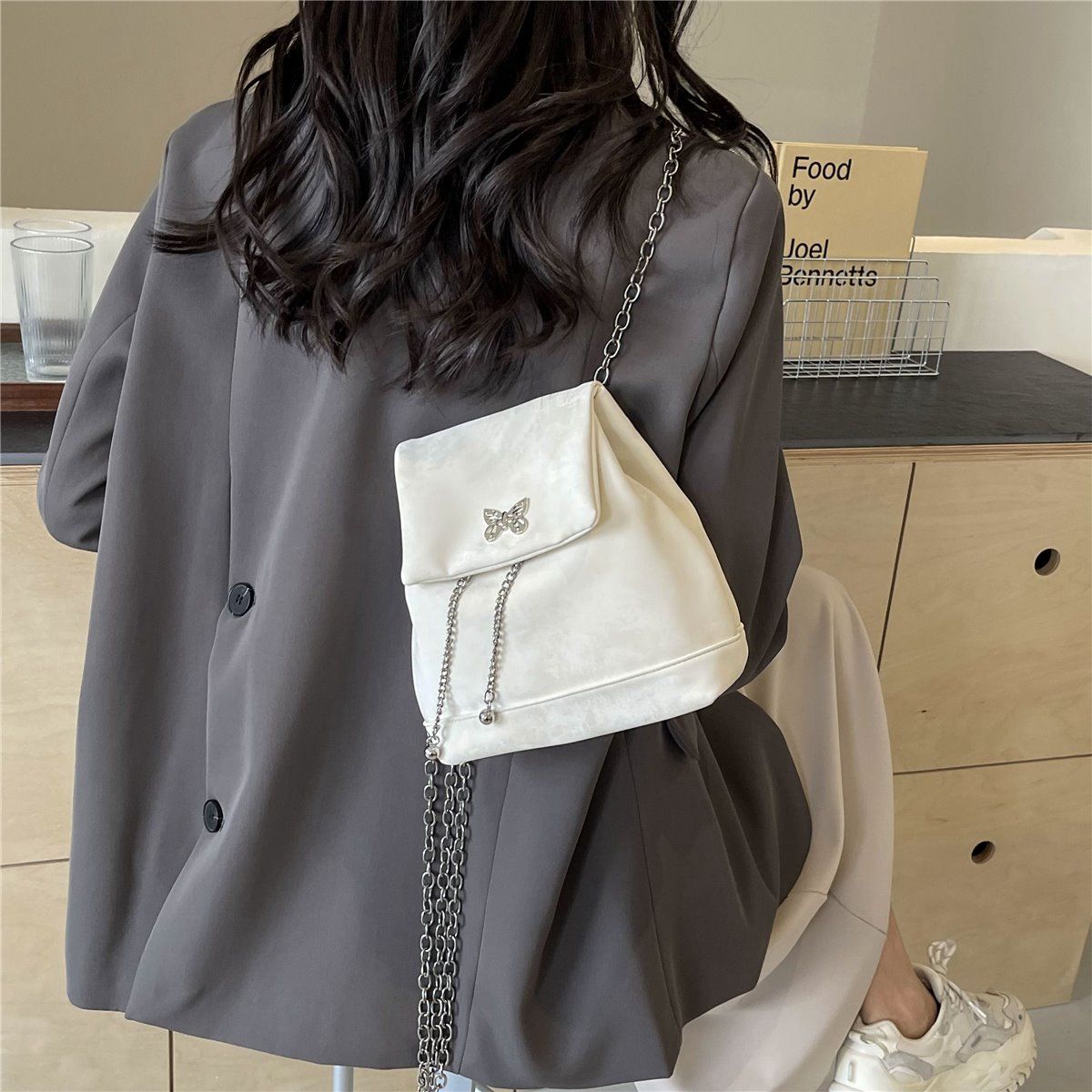 Bolsa feminina Amy Rabbit 2024 nova cor sólida simples e elegante textura corrente moda nicho design mochila versátil_voghion.com