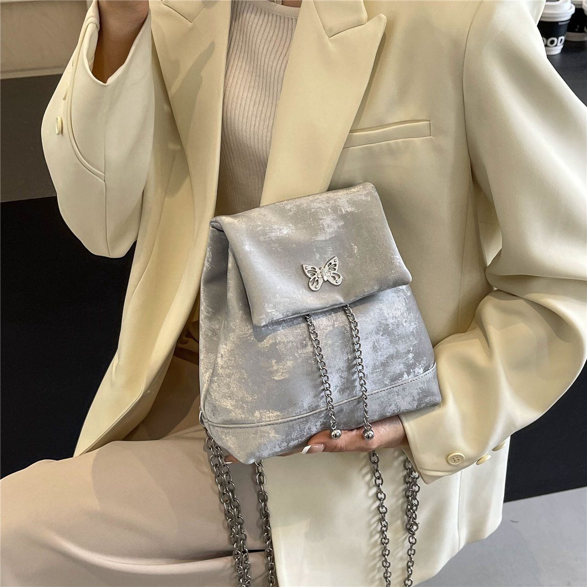 Bolsa feminina Amy Rabbit 2024 nova cor sólida simples e elegante textura corrente moda nicho design mochila versátil_voghion.com