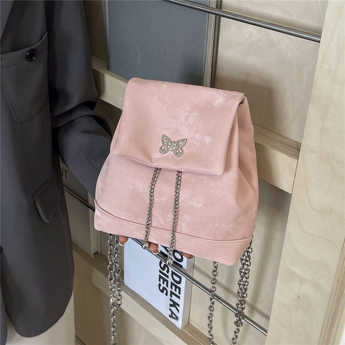 Bolsa feminina Amy Rabbit 2024 nova cor sólida simples e elegante textura corrente moda nicho design mochila versátil_voghion.com