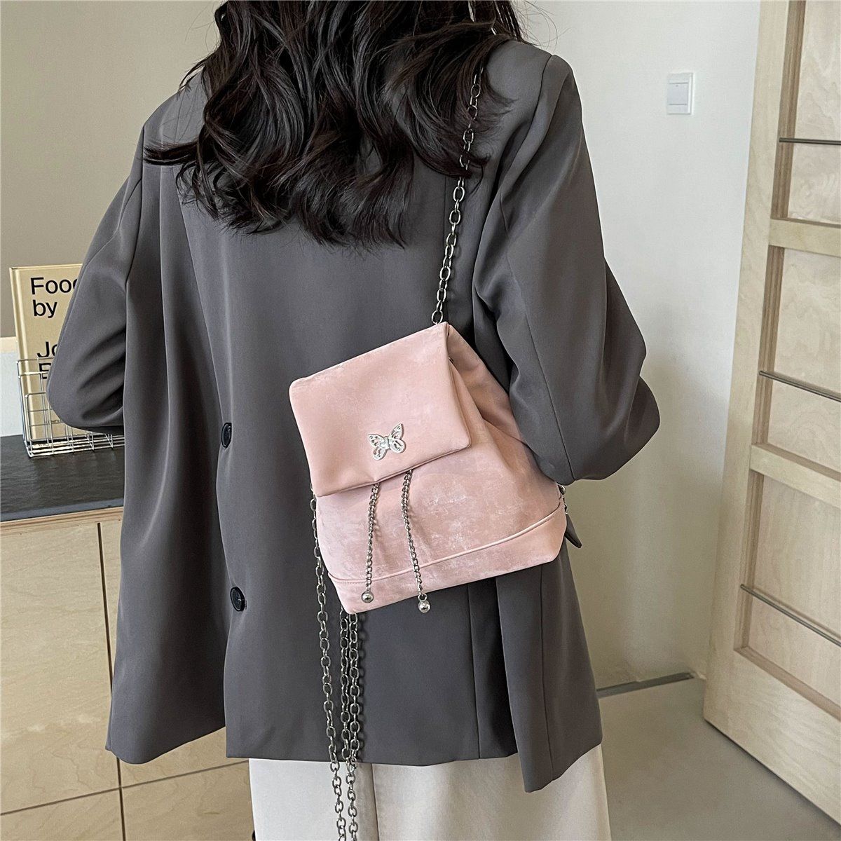 Bolsa feminina Amy Rabbit 2024 nova cor sólida simples e elegante textura corrente moda nicho design mochila versátil_voghion.com