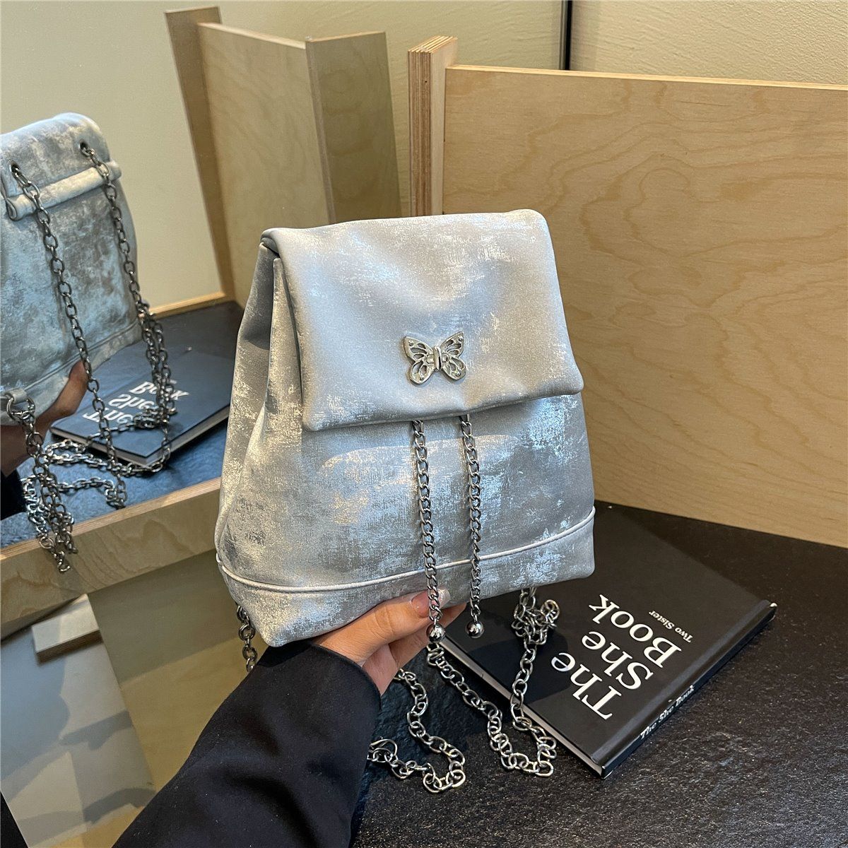 Bolsa feminina Amy Rabbit 2024 nova cor sólida simples e elegante textura corrente moda nicho design mochila versátil_voghion.com