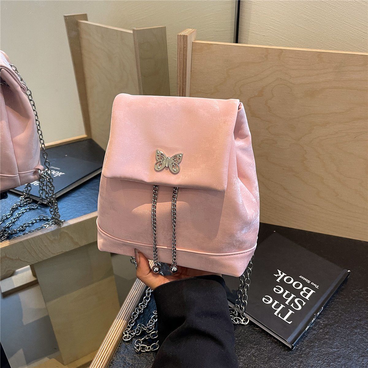 Bolsa feminina Amy Rabbit 2024 nova cor sólida simples e elegante textura corrente moda nicho design mochila versátil_voghion.com