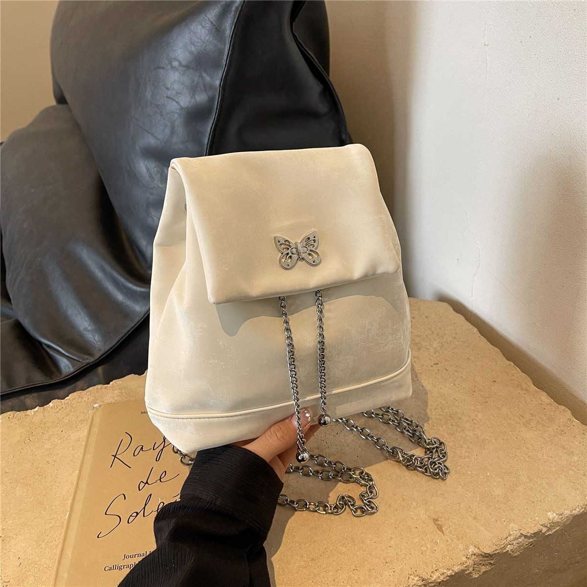 Bolsa feminina Amy Rabbit 2024 nova cor sólida simples e elegante textura corrente moda nicho design mochila versátil_voghion.com