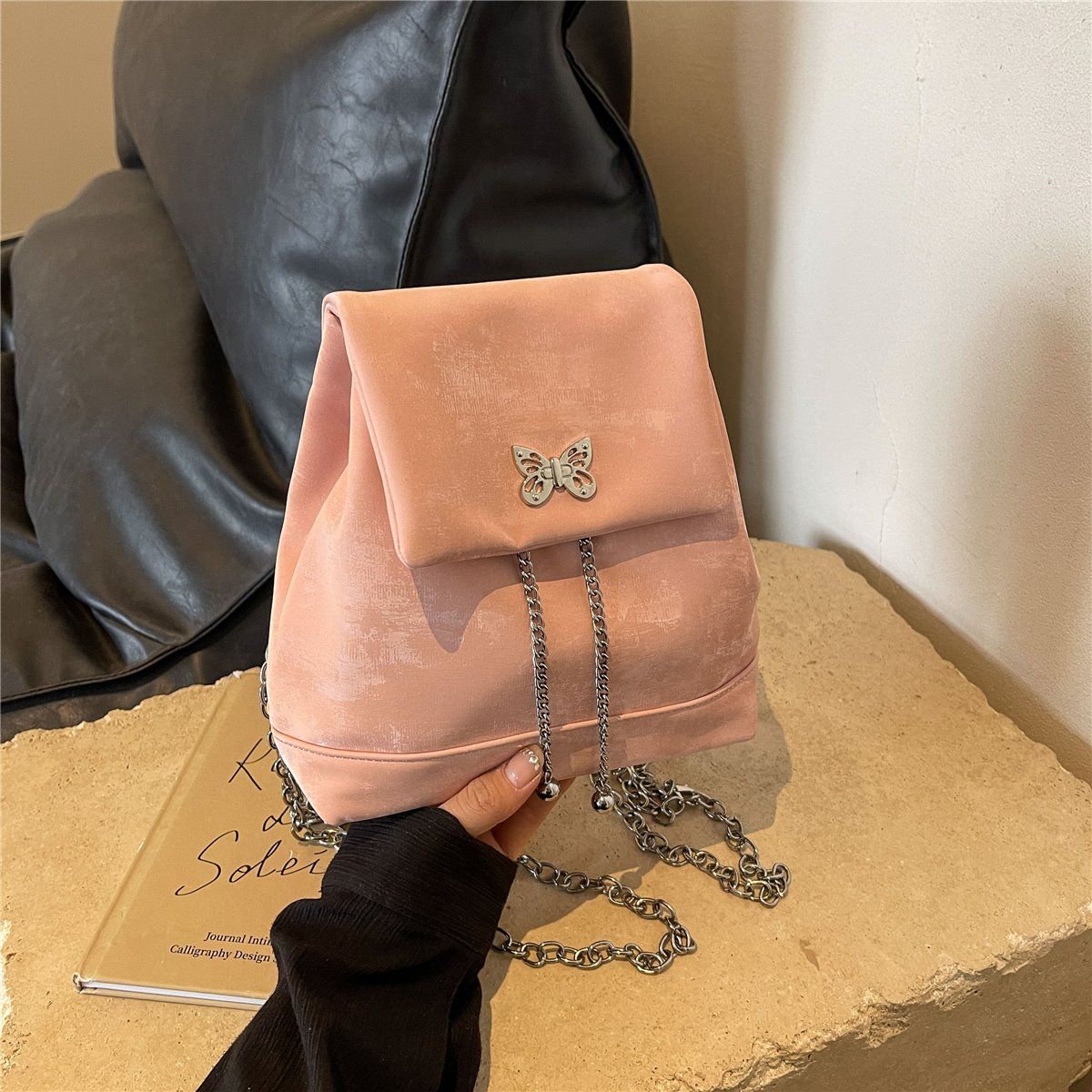 Bolsa feminina Amy Rabbit 2024 nova cor sólida simples e elegante textura corrente moda nicho design mochila versátil_voghion.com