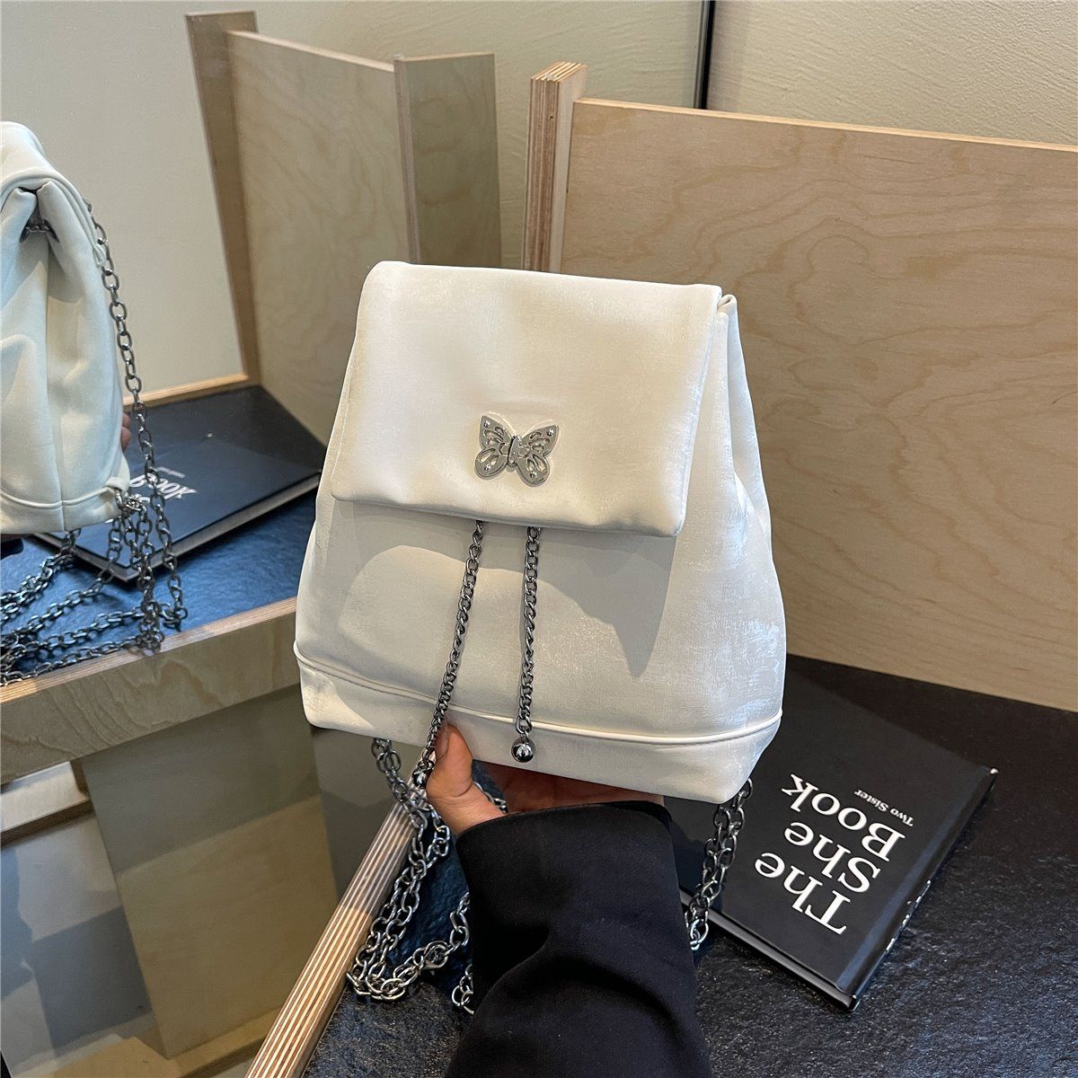 Bolsa feminina Amy Rabbit 2024 nova cor sólida simples e elegante textura corrente moda nicho design mochila versátil_voghion.com