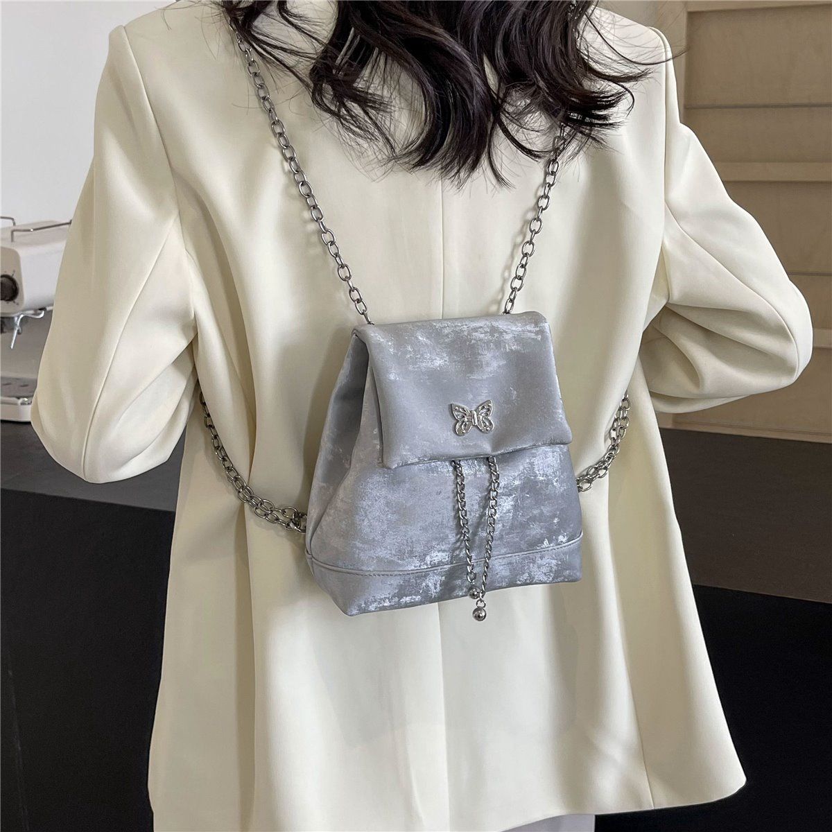 Bolsa feminina Amy Rabbit 2024 nova cor sólida simples e elegante textura corrente moda nicho design mochila versátil_voghion.com