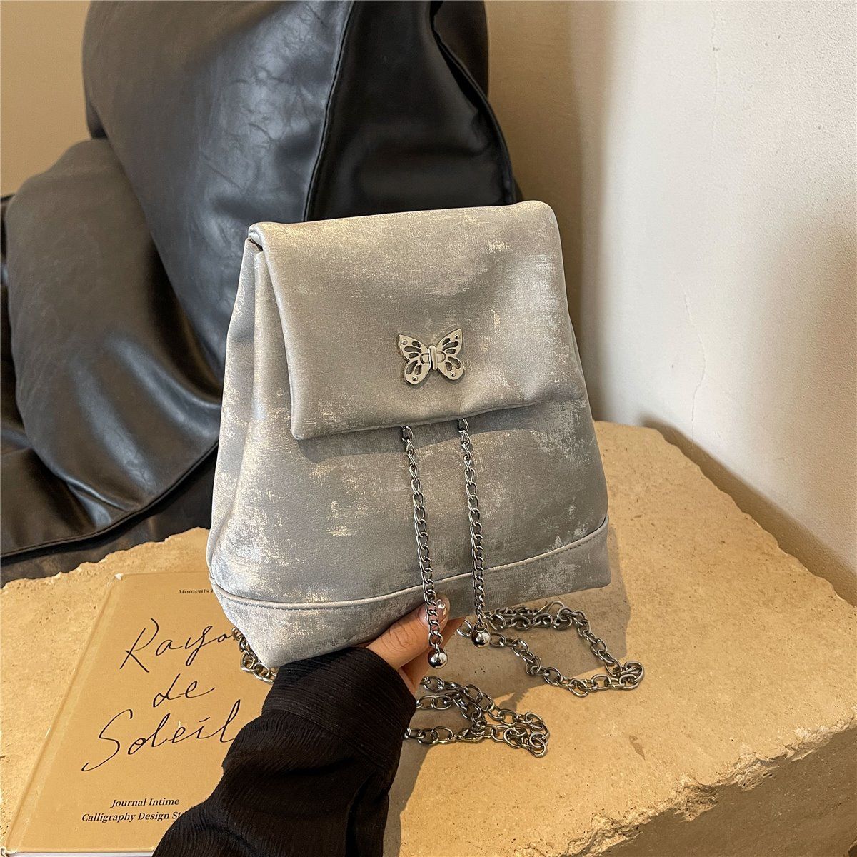 Bolsa feminina Amy Rabbit 2024 nova cor sólida simples e elegante textura corrente moda nicho design mochila versátil_voghion.com