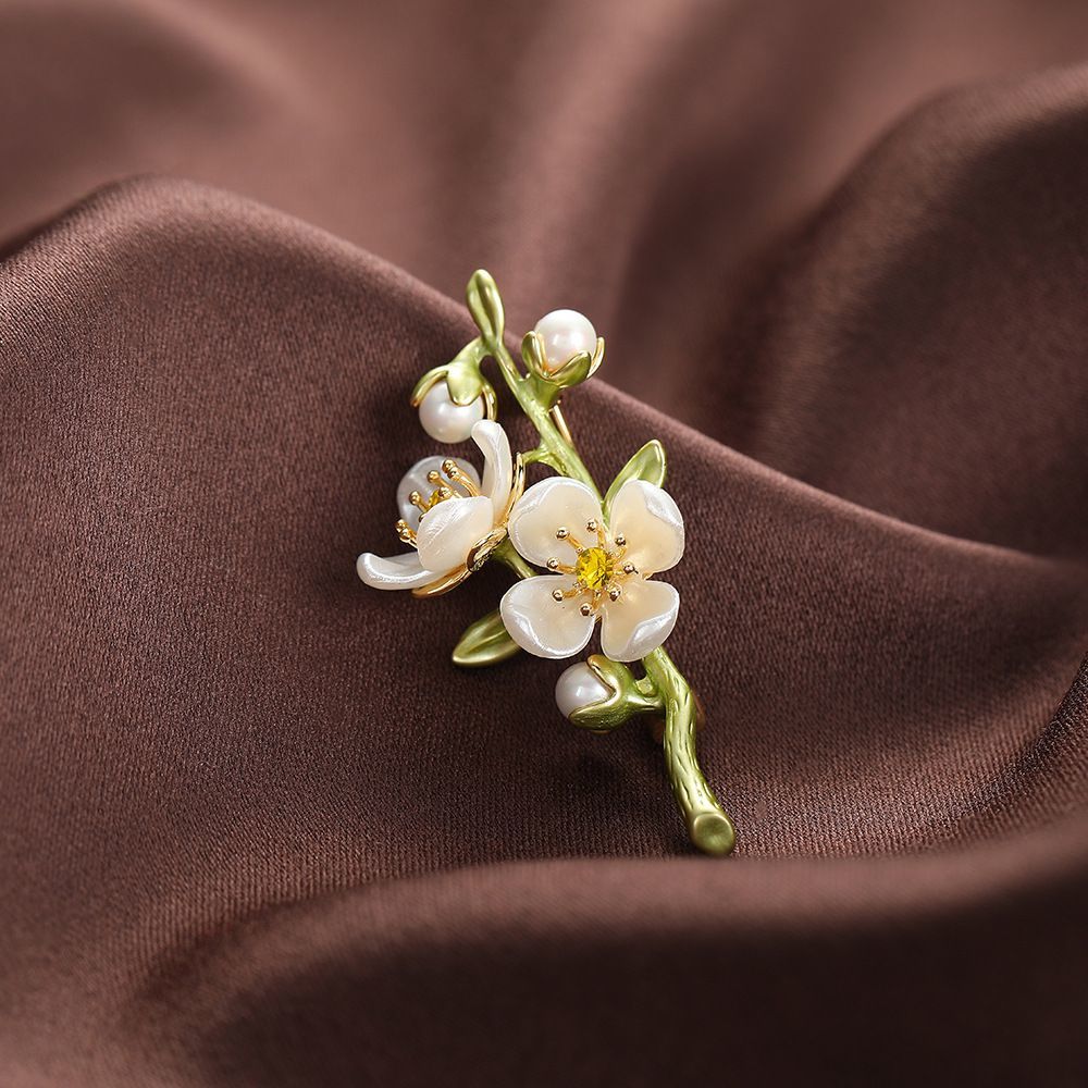 Elegant jasmin blomma brosch i grön konstnärlig design_voghion.com