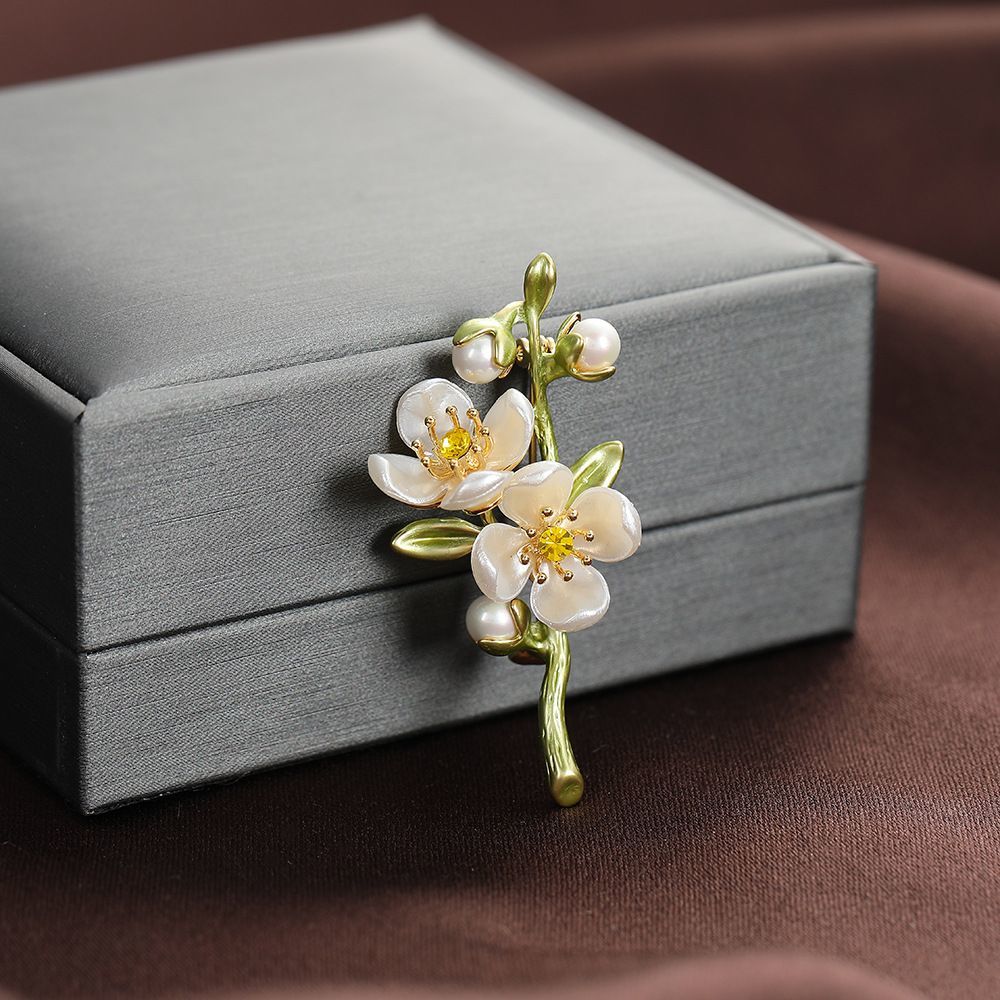 Elegant jasmin blomma brosch i grön konstnärlig design_voghion.com