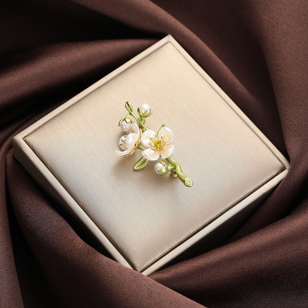Elegant jasmin blomma brosch i grön konstnärlig design_voghion.com