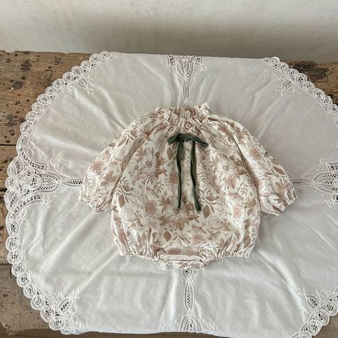 Jardineira bebé menina manga comprida estampado floral algodão_voghion.com