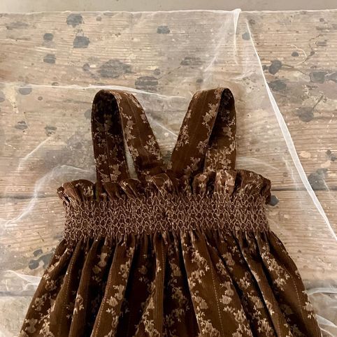 Conjunto de top floral e jardineiras de veludo para bebé_voghion.com