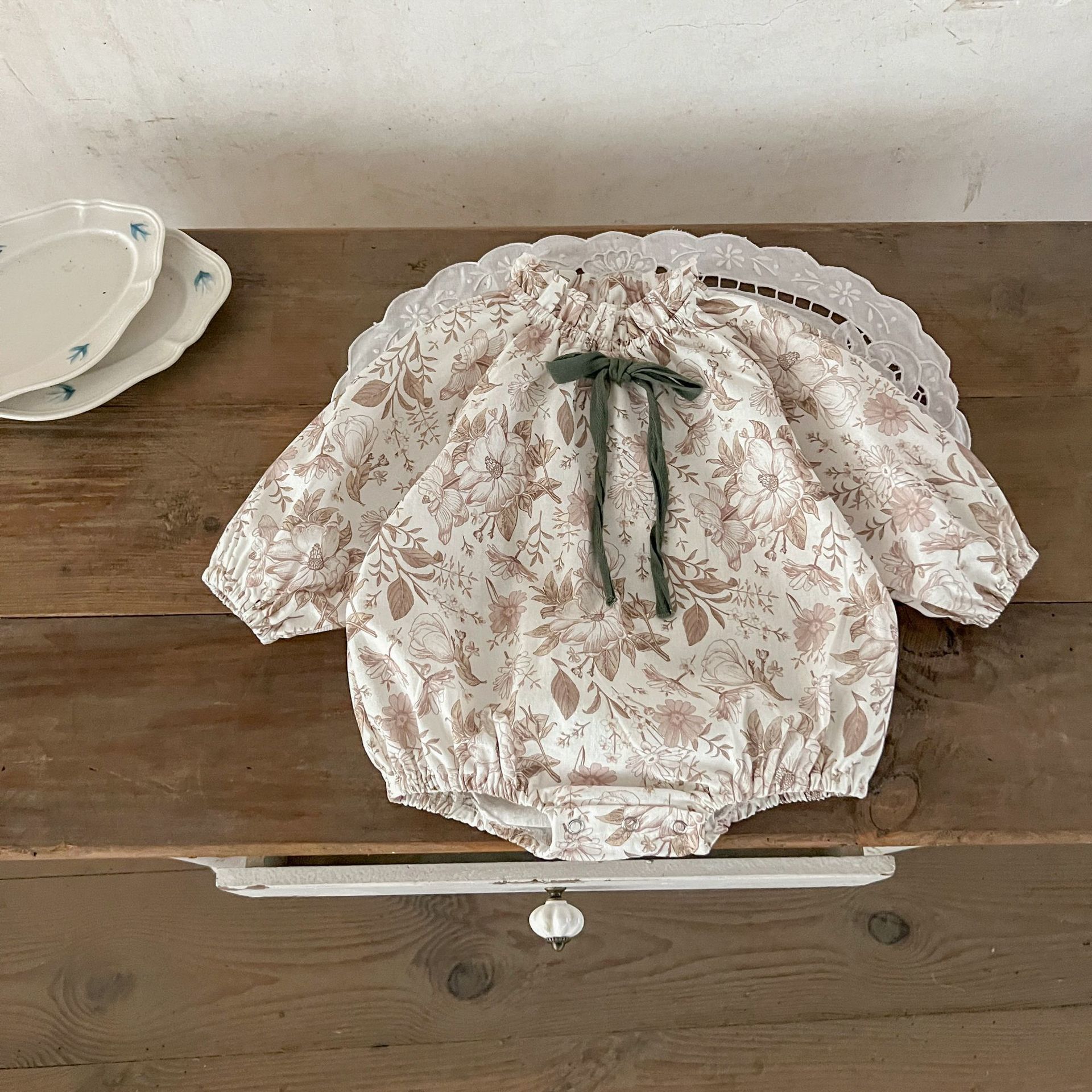 Macacão infantil feminino estilo coreano com estampa de laço, ideal para recém-nascidas, em puro algodão para o outono._voghion.com
