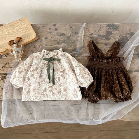 Conjunto de top floral e jardineiras de veludo para bebé_voghion.com