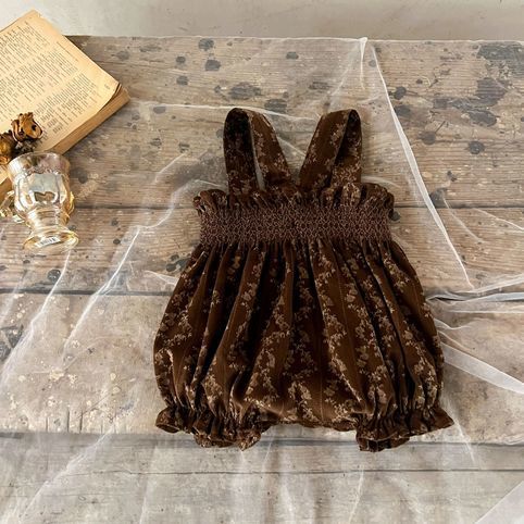 Conjunto de top floral e jardineiras de veludo para bebé_voghion.com