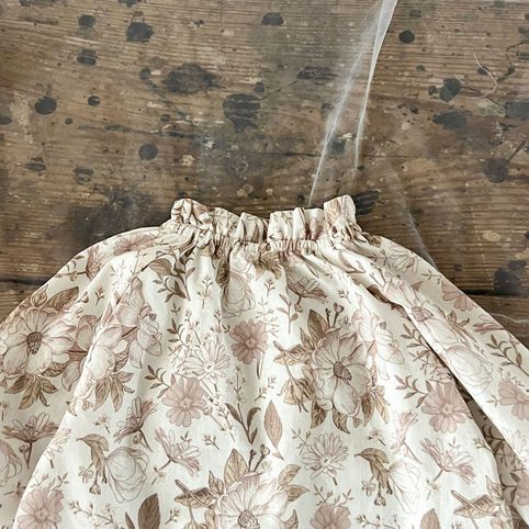 Conjunto de top floral e jardineiras de veludo para bebé_voghion.com