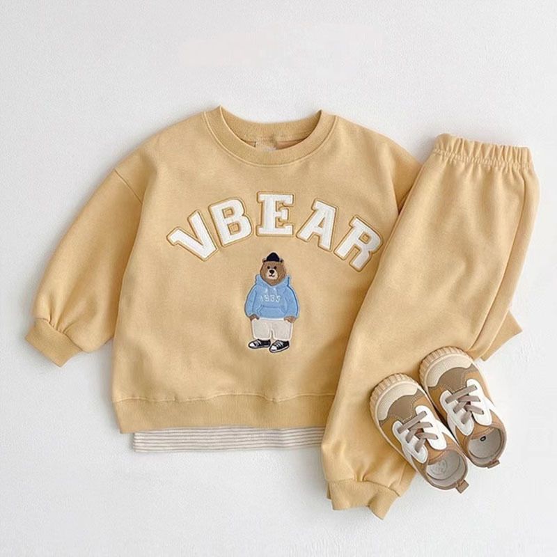 Koreanischer Stil: Sportliche Kindermode für Frühling und Herbst mit Cartoon-Bär- und Buchstabenprint, bestehend aus Langarm-Sweatshirt und Hose._voghion.com