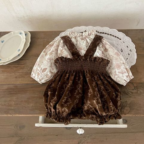 Conjunto de top floral e jardineiras de veludo para bebé_voghion.com