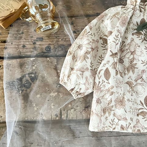Conjunto de top floral e jardineiras de veludo para bebé_voghion.com