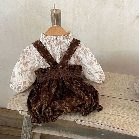 Conjunto de top floral e jardineiras de veludo para bebé_voghion.com