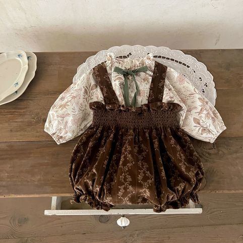 Conjunto de top floral e jardineiras de veludo para bebé_voghion.com