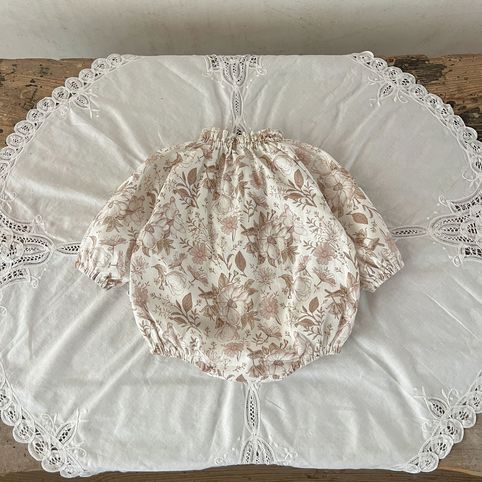 Jardineira bebé menina manga comprida estampado floral algodão_voghion.com