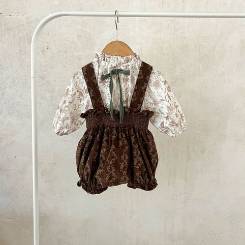 Conjunto de top floral e jardineiras de veludo para bebé_voghion.com