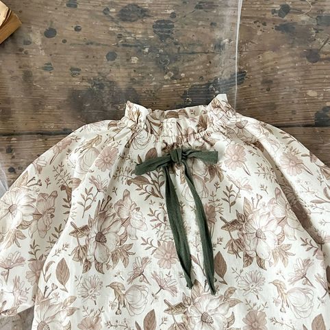 Conjunto de top floral e jardineiras de veludo para bebé_voghion.com