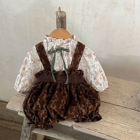 Conjunto de top floral e jardineiras de veludo para bebé_voghion.com