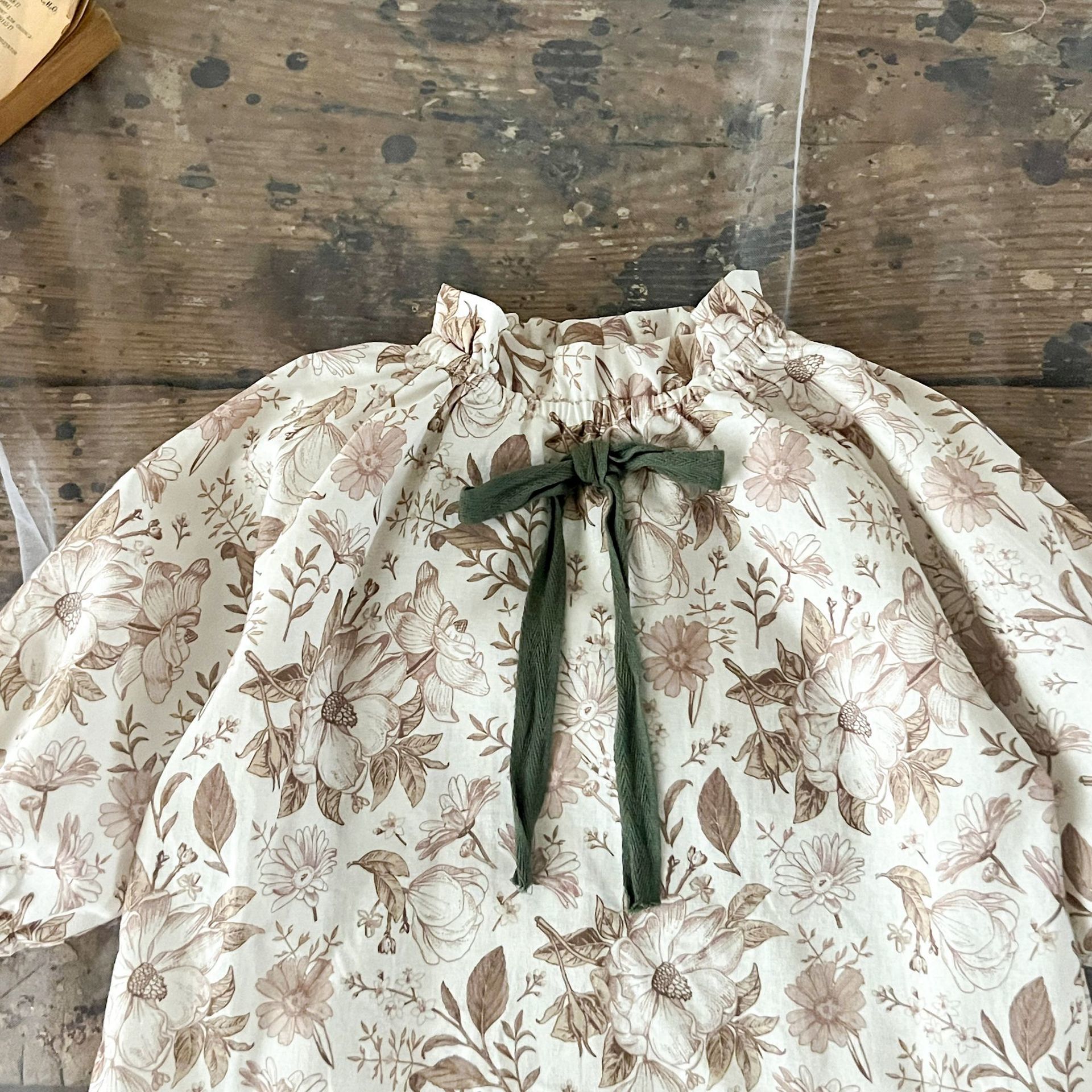 Conjunto de blusa de algodão com estampa de laço e jardineira floral de veludo cotelê para bebê menina, estilo coreano_voghion.com