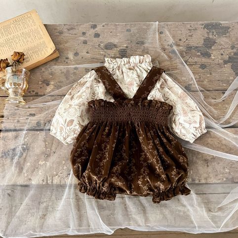 Conjunto de top floral e jardineiras de veludo para bebé_voghion.com