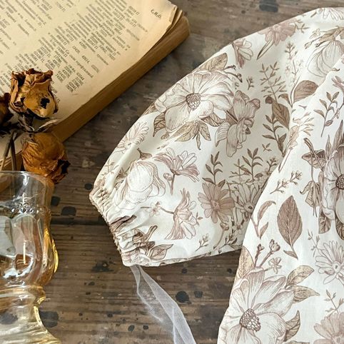 Conjunto de top floral e jardineiras de veludo para bebé_voghion.com