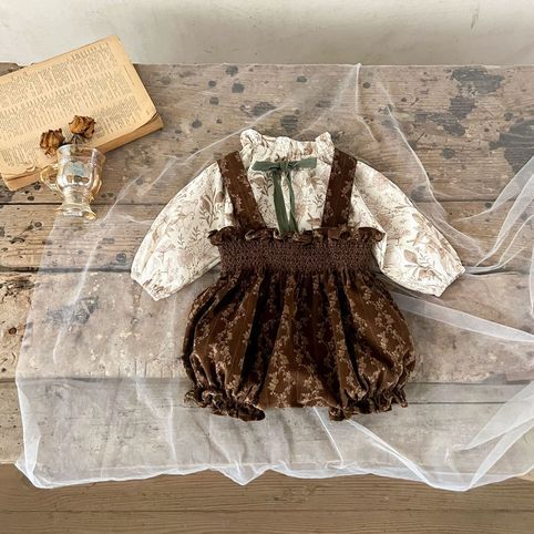 Conjunto de top floral e jardineiras de veludo para bebé_voghion.com